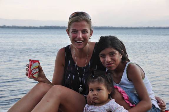 Novas amigas na beira do lago Izabal, em Rio Dulce, na Guatemala. A cerveja na mão parece, mas não é uma Btahma. É uma Brahva!